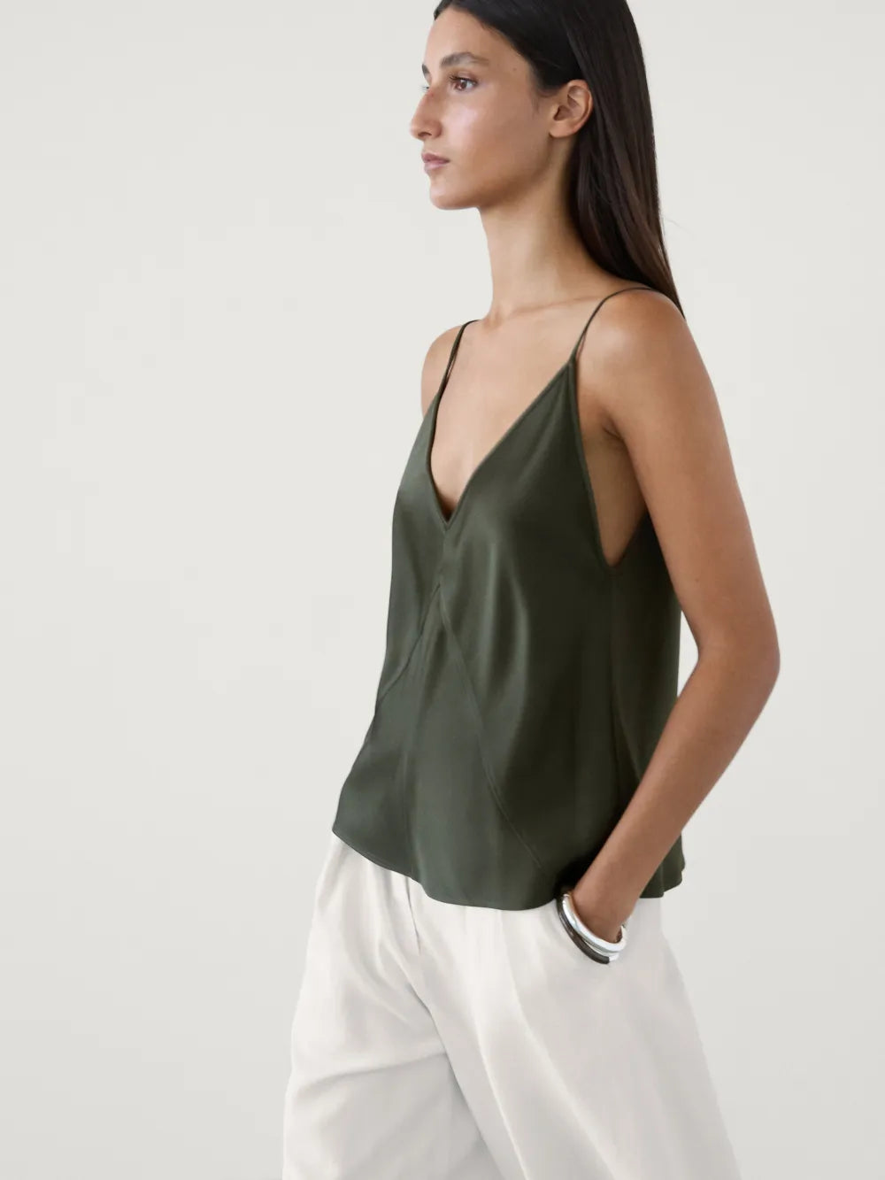 Top crop satinado escote pico