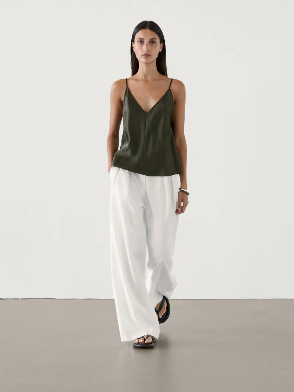 Top crop satinado escote pico