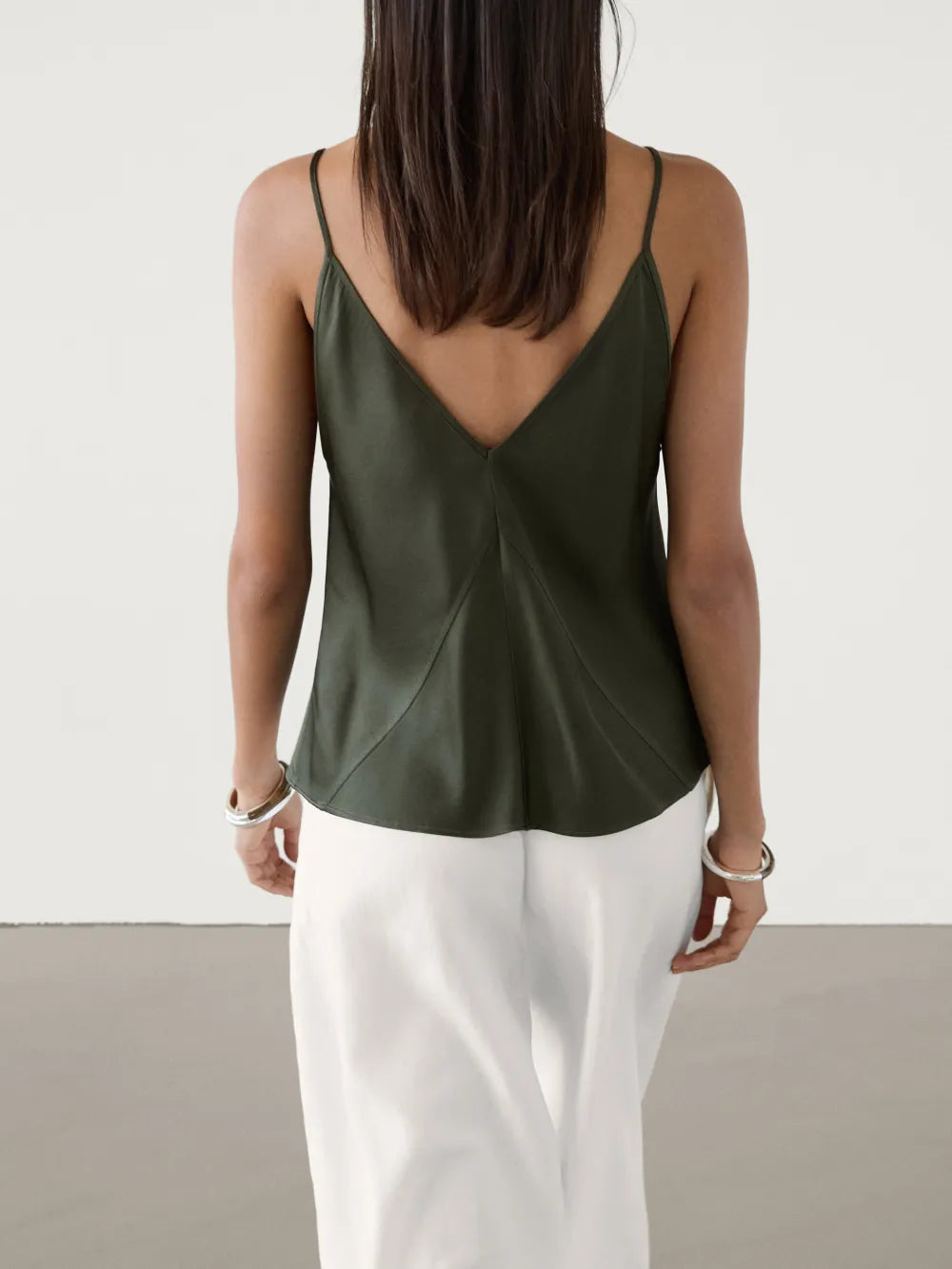 Top crop satinado escote pico